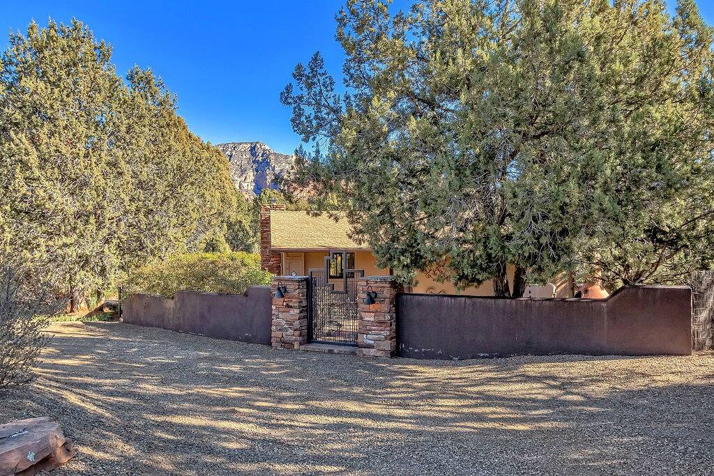 Breathtaking Views- Tranquil, Romantic Cottage with Hot Tub in Sedona, Oak Creek Canyon
