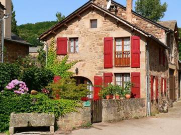 Gîte pour 4 personnes, avec vue et jardin, animaux acceptés à Castelnau-Pégayrols
