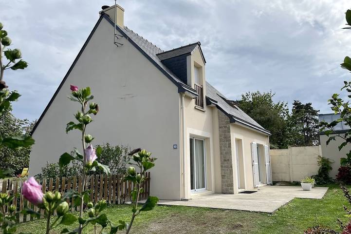 Location de vacances pour 8 personnes, avec jardin et terrasse dans Plage De Saint Guirec Ploumanac H