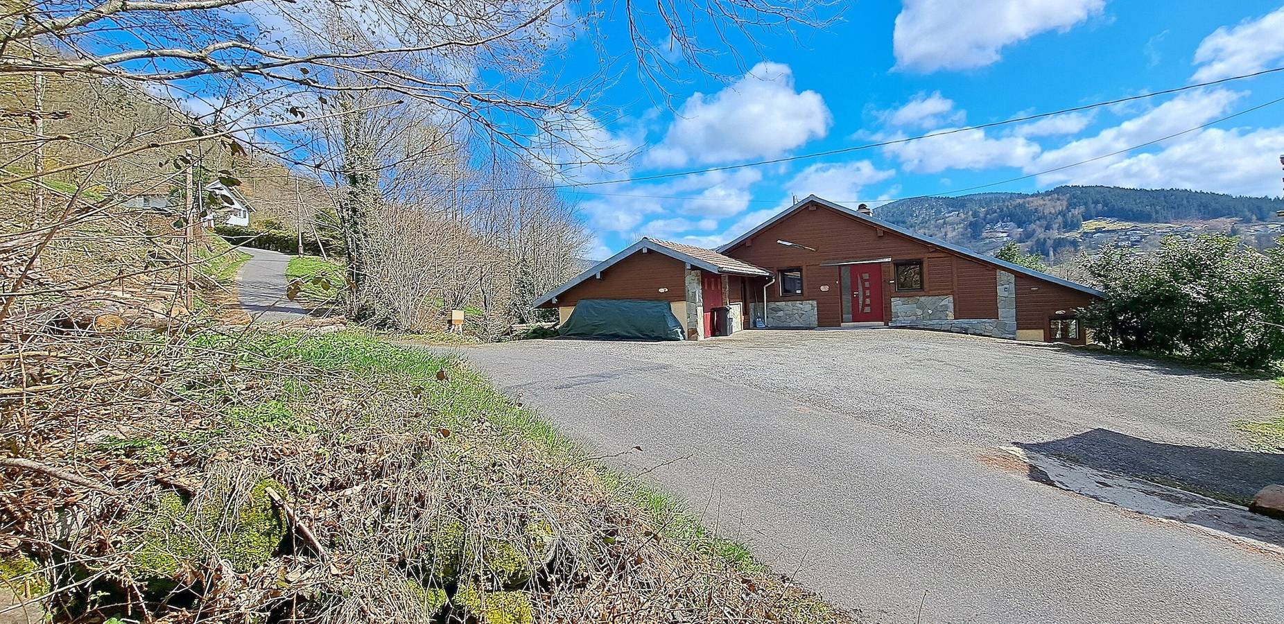 Entire apartment, Apartment 'Le Chalet Des Côtes' with Private Terrace and Wi-Fi in Cornimont, Parc naturel régional des Ballons des Vosges