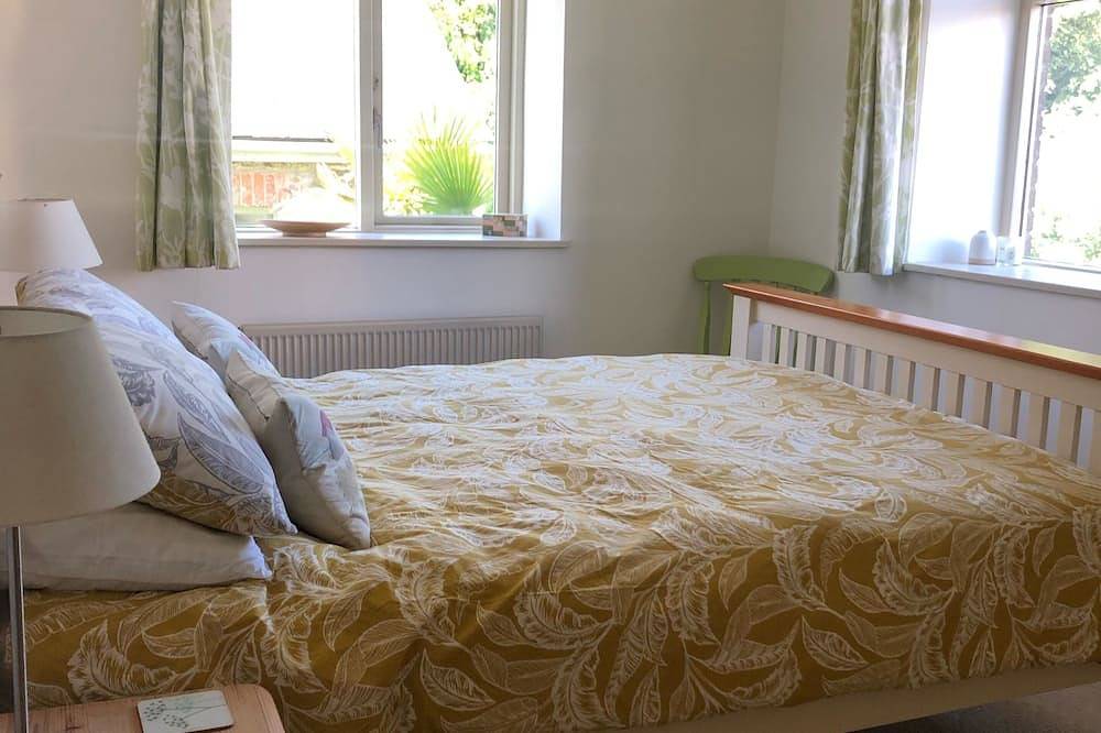 Stylish holiday barn walkable to beaches, coastal path and ferry to Salcombe in East Portlemouth, South Devon