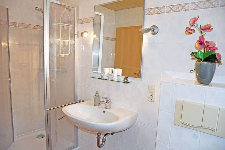 Entire apartment, Vacation apartment Oie with sun terrace - Holiday apartments on the Hagenschen Wiek in Strand Kleinhagen, Mönchgut