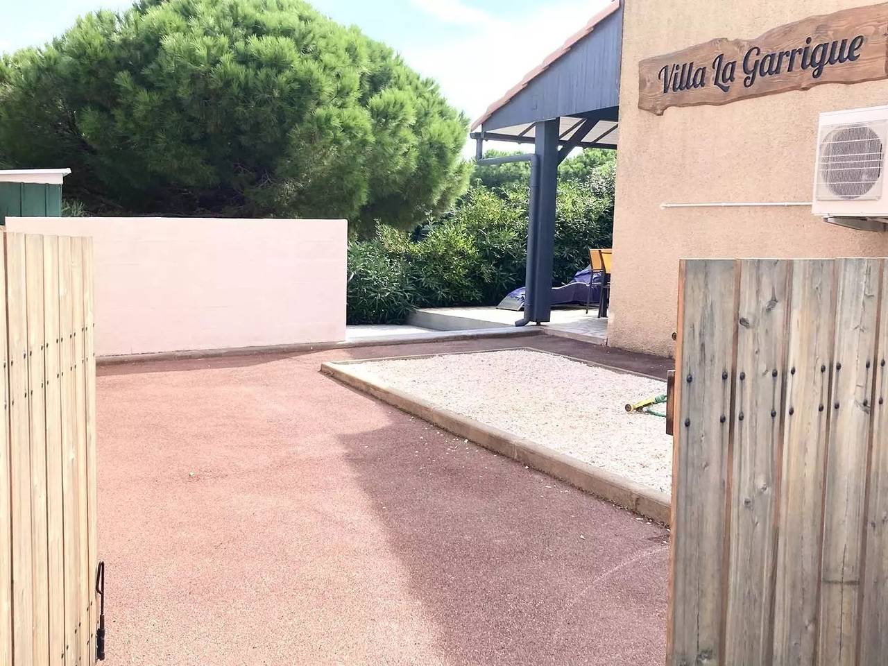 Clos du Soleil Pavilion, parking and swimming pool in residence in Saint Pierre la Mer, Fleury