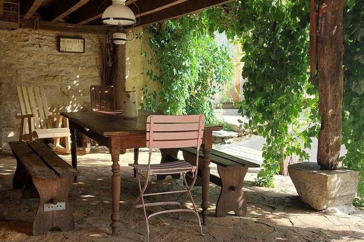 Gîte pour 10 personnes, avec terrasse et jardin, animaux acceptés dans Le Larderet