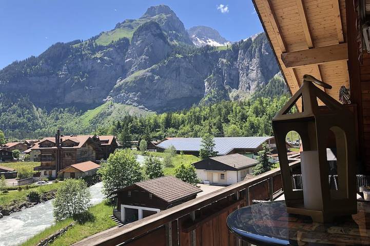 Hütte für 4 Personen, mit Balkon und Whirlpool in Kandersteg