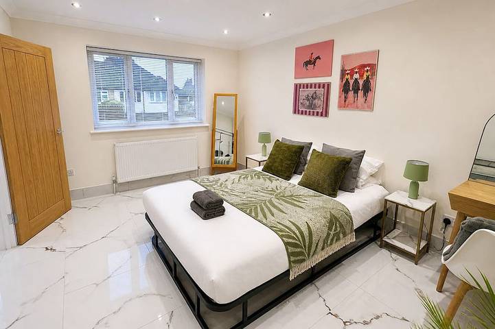 Spacious & Relaxing 4Br House | Excellent transpo. in Luton, Chiltern Hills
