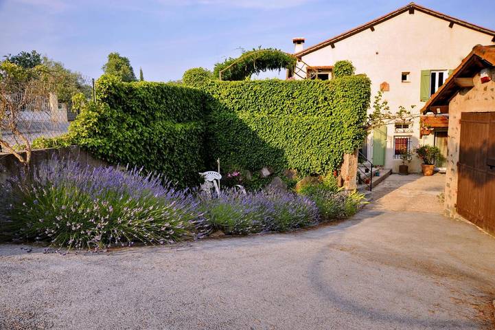 Gîte pour 6 personnes, avec terrasse et jardin