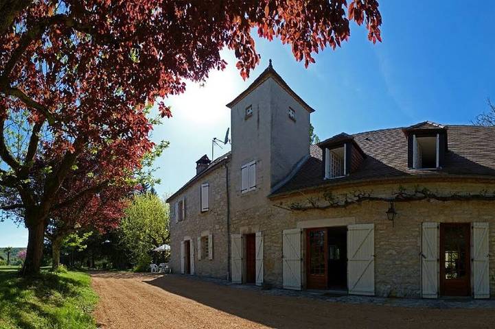 Location de vacances pour 5 personnes, avec Jacuzzi et Terrasse ainsi que Jardin et Piscine à Lacave