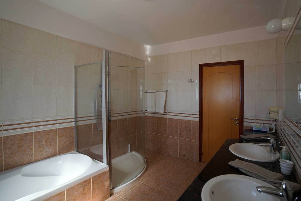 Neu! Luxusvilla am Meer mit privatem Pool und atemberaubendem Meerblick in Πισσούρι, Südzypern