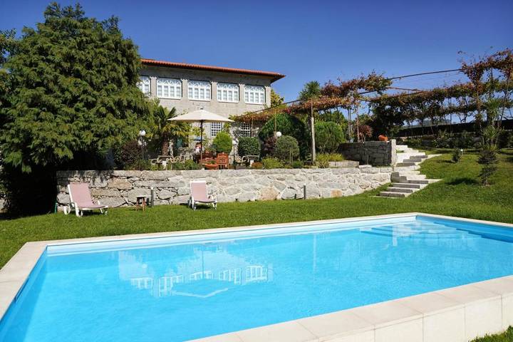 Gîte pour 3 personnes, avec Jardin ainsi que Piscine et Vue dans Gonça