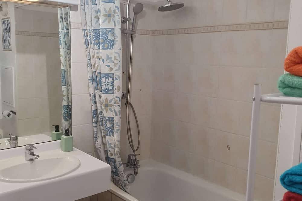 Entire apartment, \"Cosy & Modern\" Apartment with private parking and close to the Paris metro! in Le Kremlin-Bicêtre, Val-de-Marne