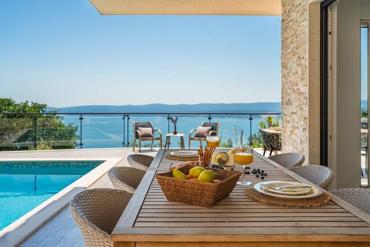Villa Matea mit Meerblick, 4 Schlafzimmern mit eigenem Bad, Whirlpool, Sauna und privatem Pool in Lokva Rogoznica, Omis-Riviera