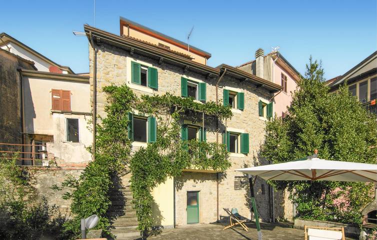 Agriturismo per 6 persone, con terrazza e giardino, con animali domestici in Provincia di La Spezia