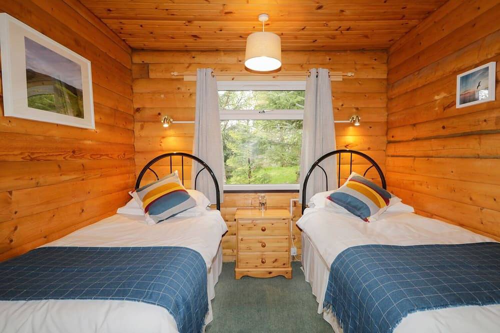 Eagle Lodge, pet friendly, with a garden in Strathpeffer in Strathpeffer, Highlands
