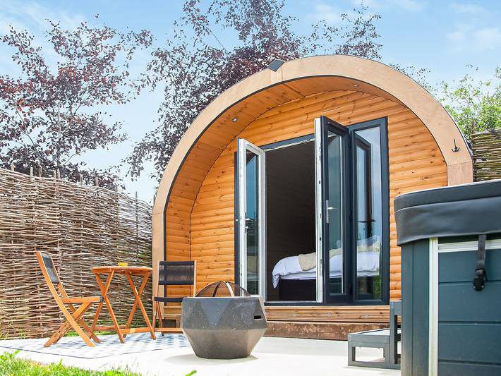 Glamping for 2 people, with garden in Devon