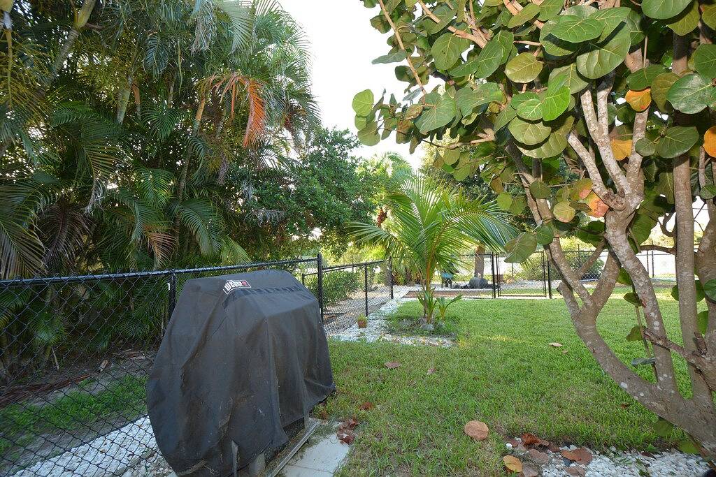 Lakeview Seashell 2Br Cottage, Pets Welcome! Sleeps 4 in Bonita Springs, Southwest Florida