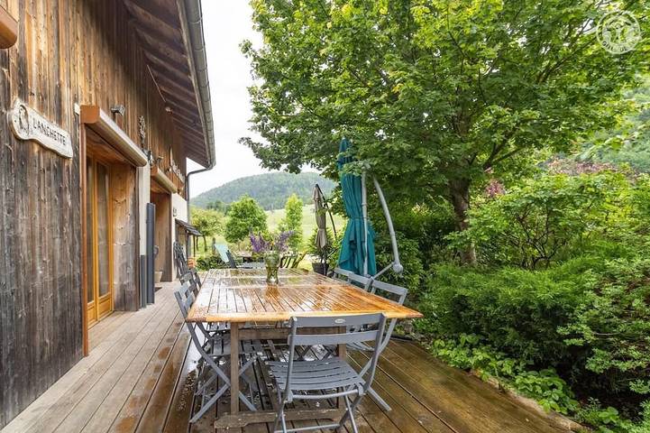 Location de vacances pour 8 personnes, avec terrasse ainsi que sauna et jacuzzi à La Compôte