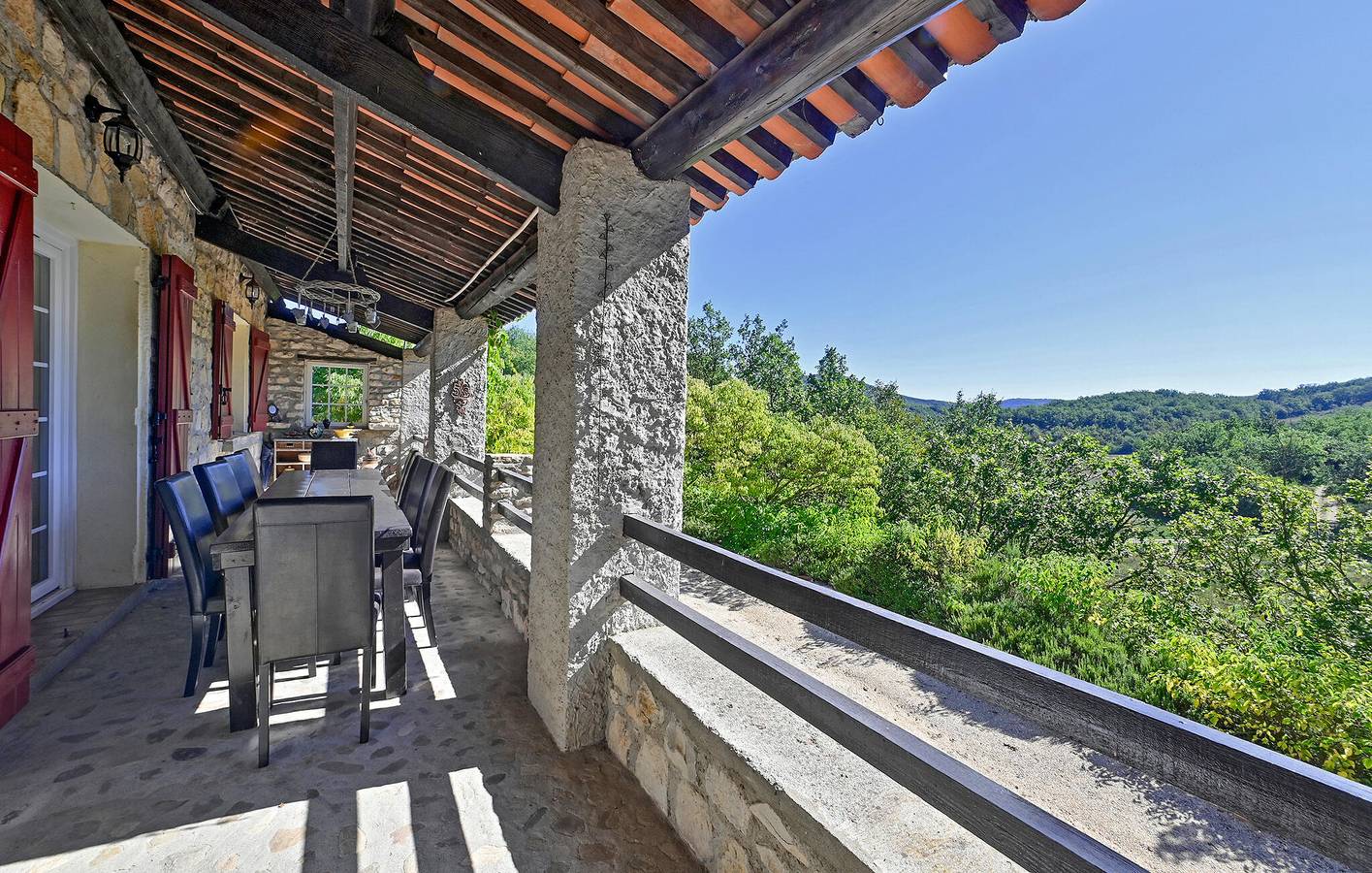 Le bonheur au bord de la piscine avec WiFi, Lave-linge et Parking | 2.5km de Saint-Jean-de-Maruéjols-et-Avéjan in Saint-Jean-de-Maruéjols-et-Avéjan, Région d'Alès