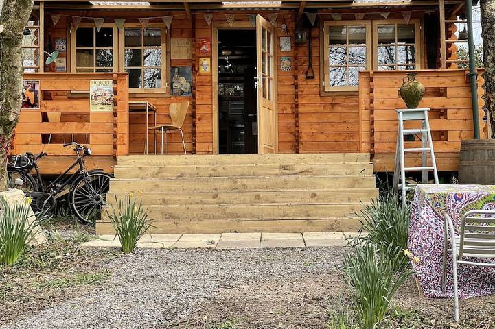 Holiday rental for 2 people, with pool and hot tub as well as garden in Bovey Tracey