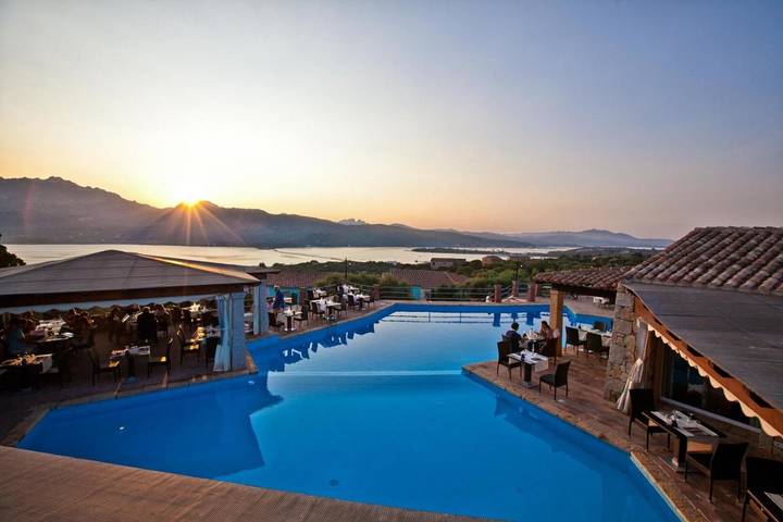 Appart’hôtel pour 4 personnes, avec Terrasse et Jardin ainsi que Bassin pour enfant et Piscine à Porto Rotondo