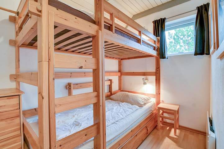 Kinderfreundliches reetgedecktes Ferienhaus auf gr. Naturgrundstück von privat in Sønderstrand, Tagholm