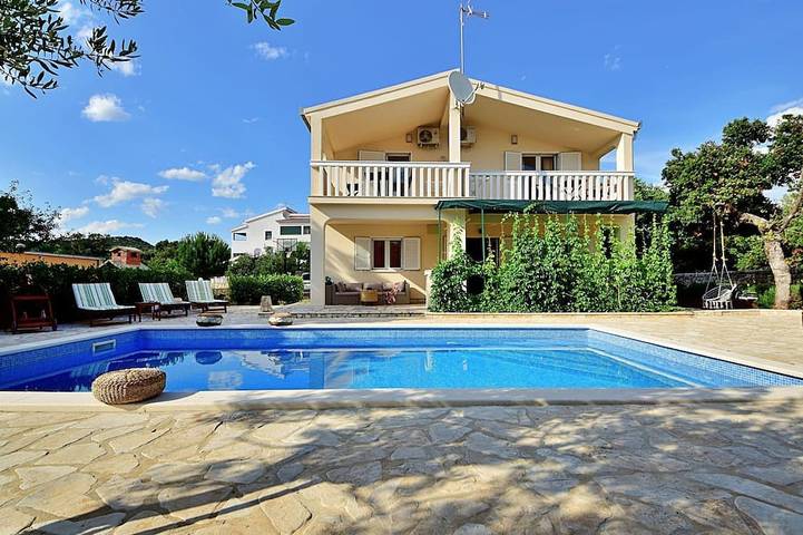 Ferienhaus für 8 Personen, mit Pool und Balkon - 1