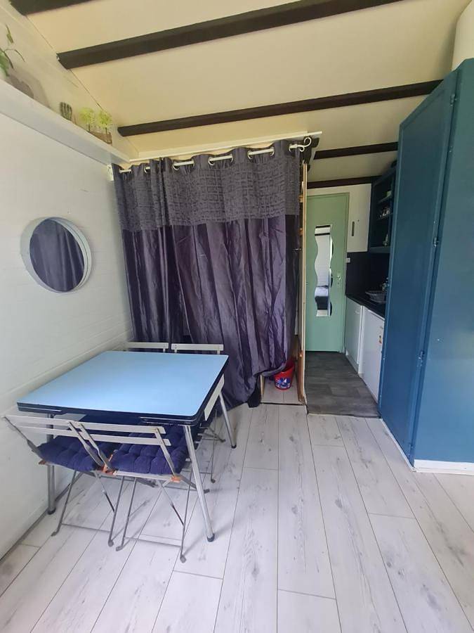 Camping pour 3 personnes, avec piscine ainsi que terrasse et vue