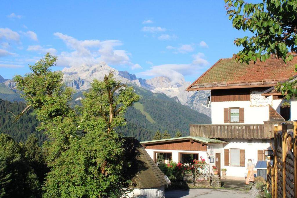 Pfeiffer Alm mit Blick auf die Zugspitze in Garmisch-Partenkirchen, Bayerische Alpen