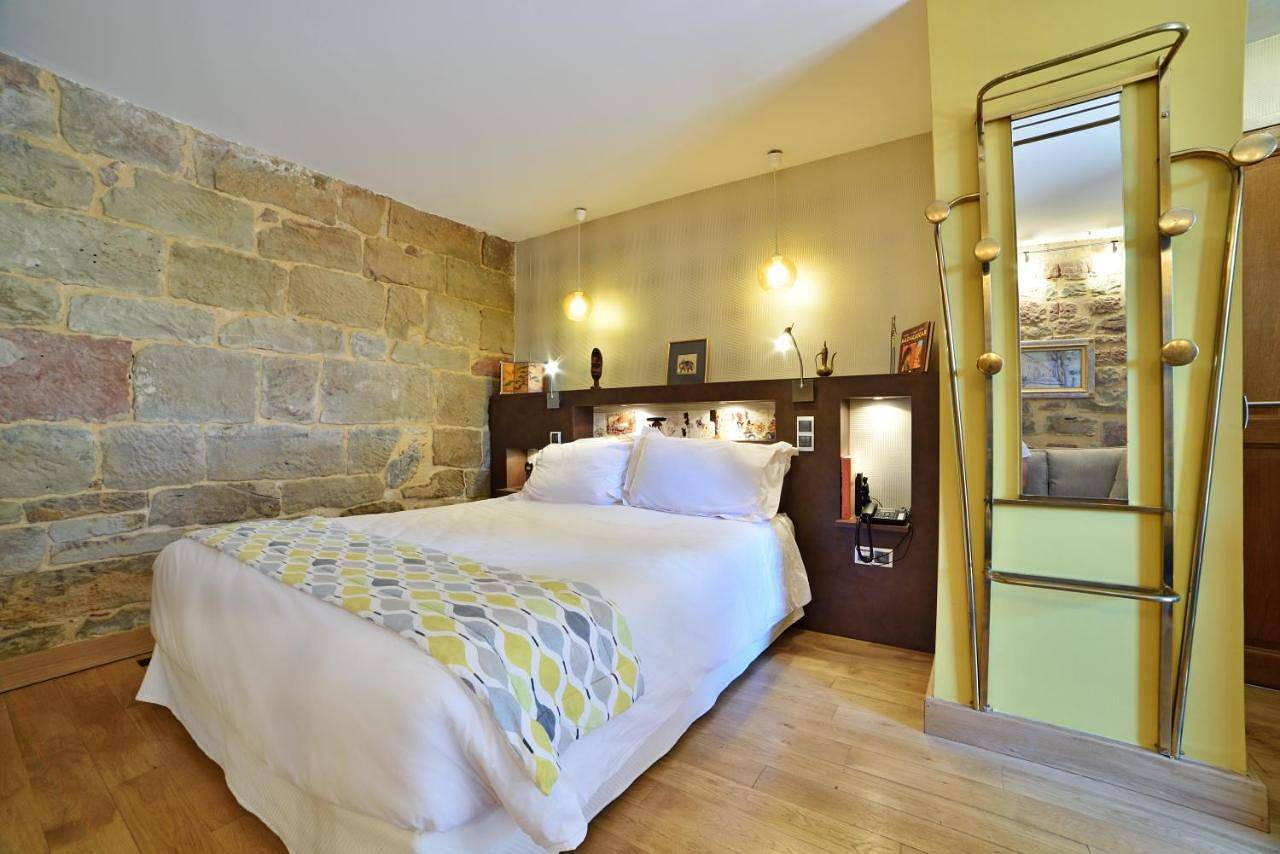 King Room with Roll-In Shower - Disability Access in Noailhac, Région de Brive-la-Gaillarde