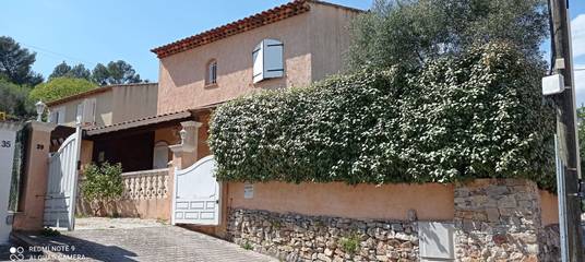 Gîte pour 4 personnes, avec jardin ainsi que terrasse et piscine à Cuers