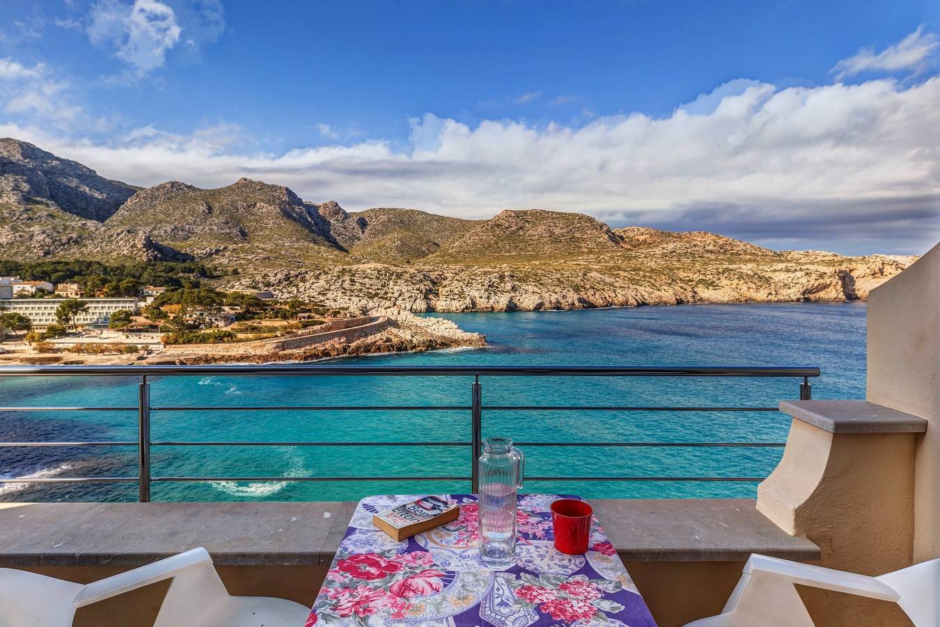 Apartamento entero, Moderno apartamento de vacaciones con vistas al mar, piscina, balcones, aire acondicionado y Wi-Fi in Cala Sant Vicenc, Pollença