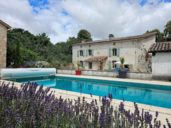 Location de vacances pour 10 personnes, avec Jardin et Piscine à Theil-Rabier