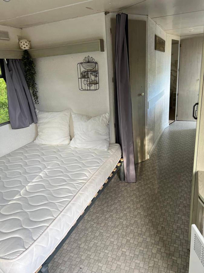 Gîte pour 8 personnes, avec jardin à Écuillé