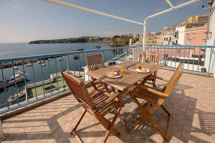 Casa vacanza per 4 persone, con terrazza e panorama a Procida