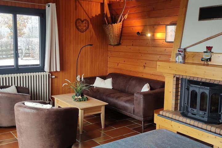 Un chalet tout confort avec une vue splendide sur la vallée du Hérisson in Bonlieu, Jura Francais