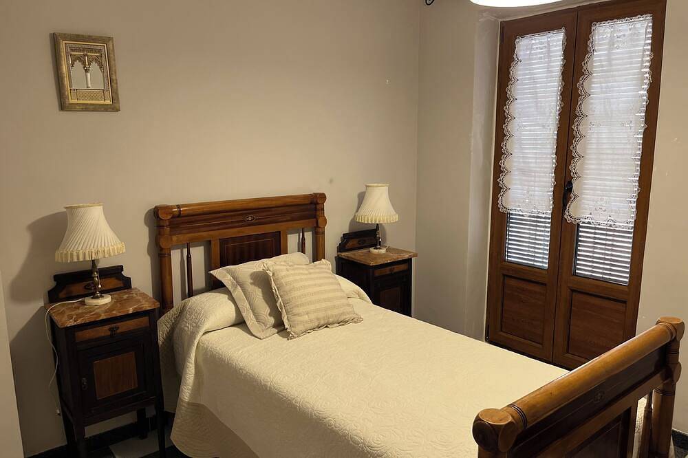 House in the center of town with all amenities. in Biar, Alicante Inland