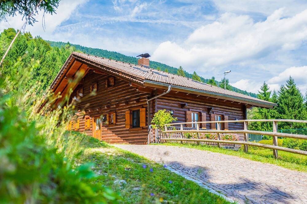Glocknerhaus in Kreuzeckgruppe, Berg im Drautal