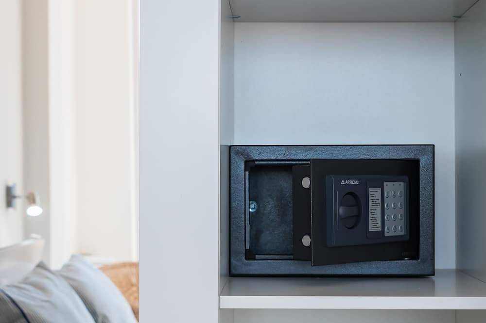 Entire apartment, Ocean View Penthouse Ii. Beachfront Wifi & A / C. 23m2 private terrace. in Playa de Gran Tarajal, Gran Tarajal