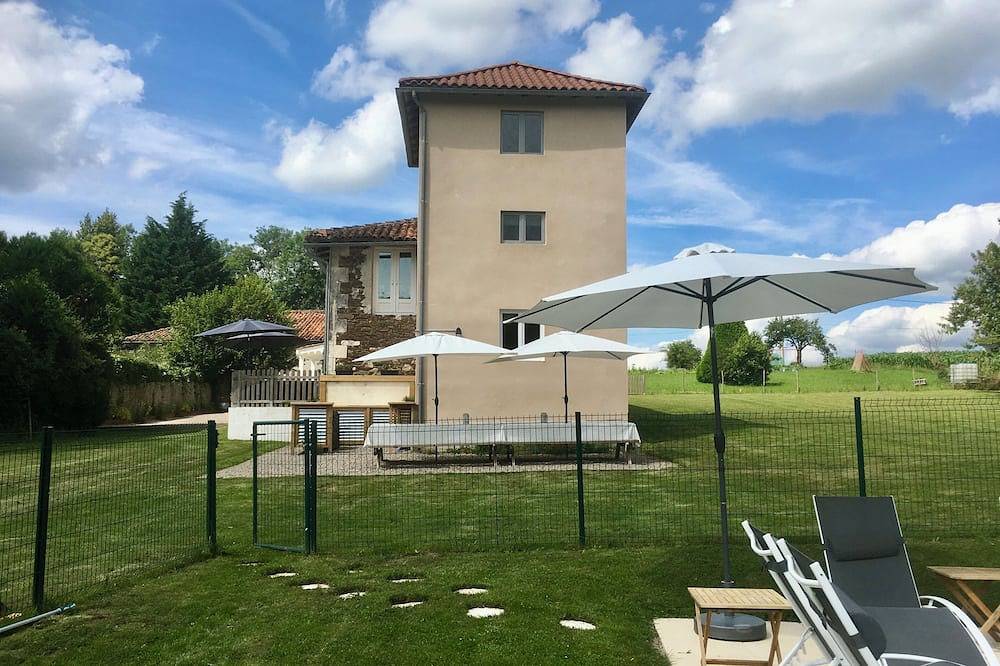 Chez Broche Private Lake & Pool 12 personnes in Mazerolles, Charente