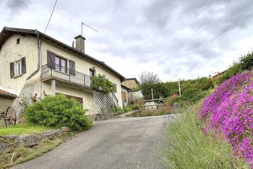 Location de vacances pour 6 personnes, avec jardin à Bessenay