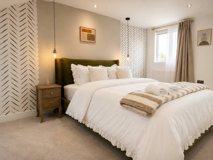 Perfect Booking | Modern 4-Bed Home with Garden in Windsor, Berkshire