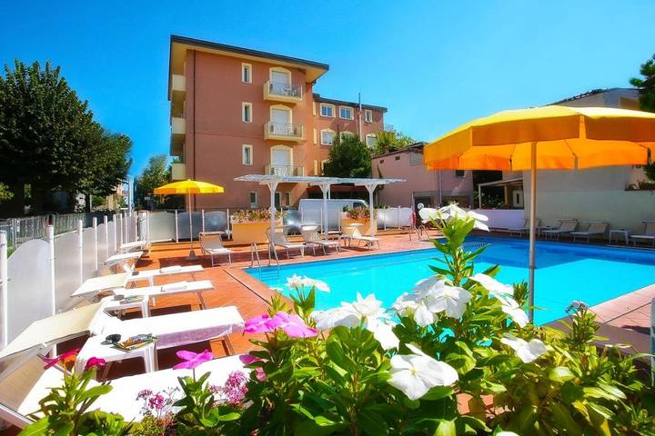 Appartamento per 6 persone, con Balcone e Piscina a Torre Pedrera