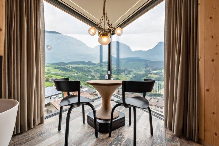 Hel lägenhet, 'Aumia Apartment Diamant' with Mountain View & Terrace in Völs am Schlern, Dolomiti Superski