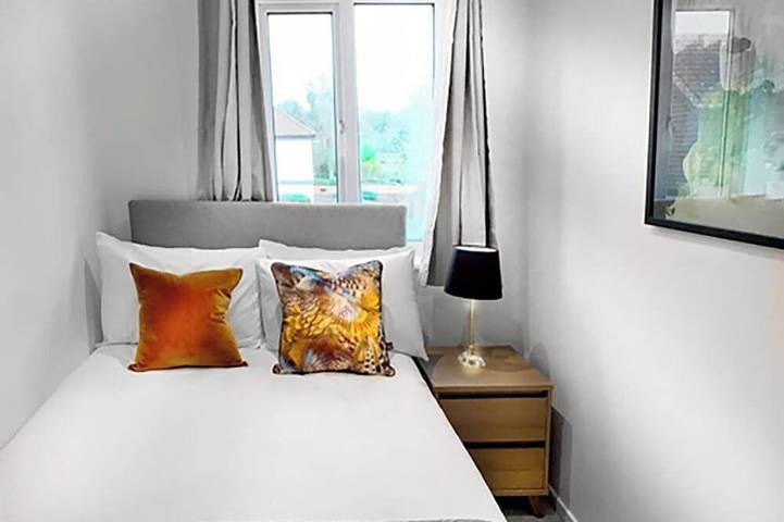 Woking - 2 Bedroom House - With Garden in Woking, Surrey