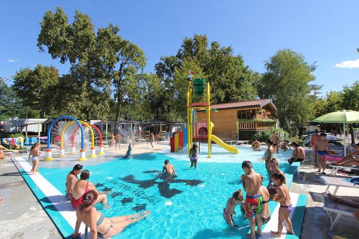 Bungalow für 4 Personen, mit Whirlpool und Terrasse sowie Garten und Pool
