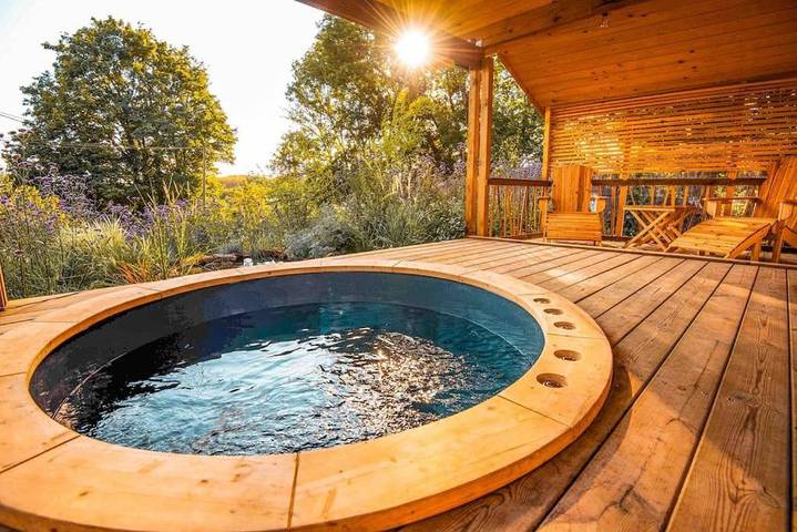 Chalet pour 2 personnes, avec jacuzzi ainsi que jardin et terrasse