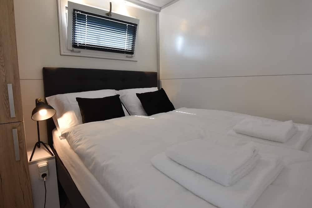 Cosy floating Boatlodge, Athene, 4 persons, 2 bedrooms Maastricht in Maastricht, Limburg