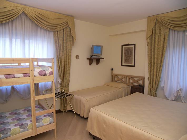 Chambre d’hôte pour 3 personnes, avec balcon et jacuzzi dans Sant Elia Fiumerapido