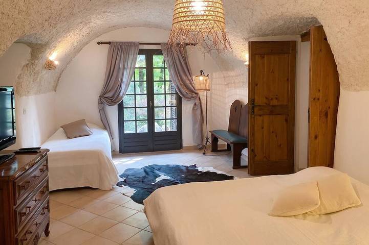 Location de vacances pour 9 personnes, avec Terrasse ainsi que Jardin et Piscine à Saint-Julien-de-la-Nef - 2