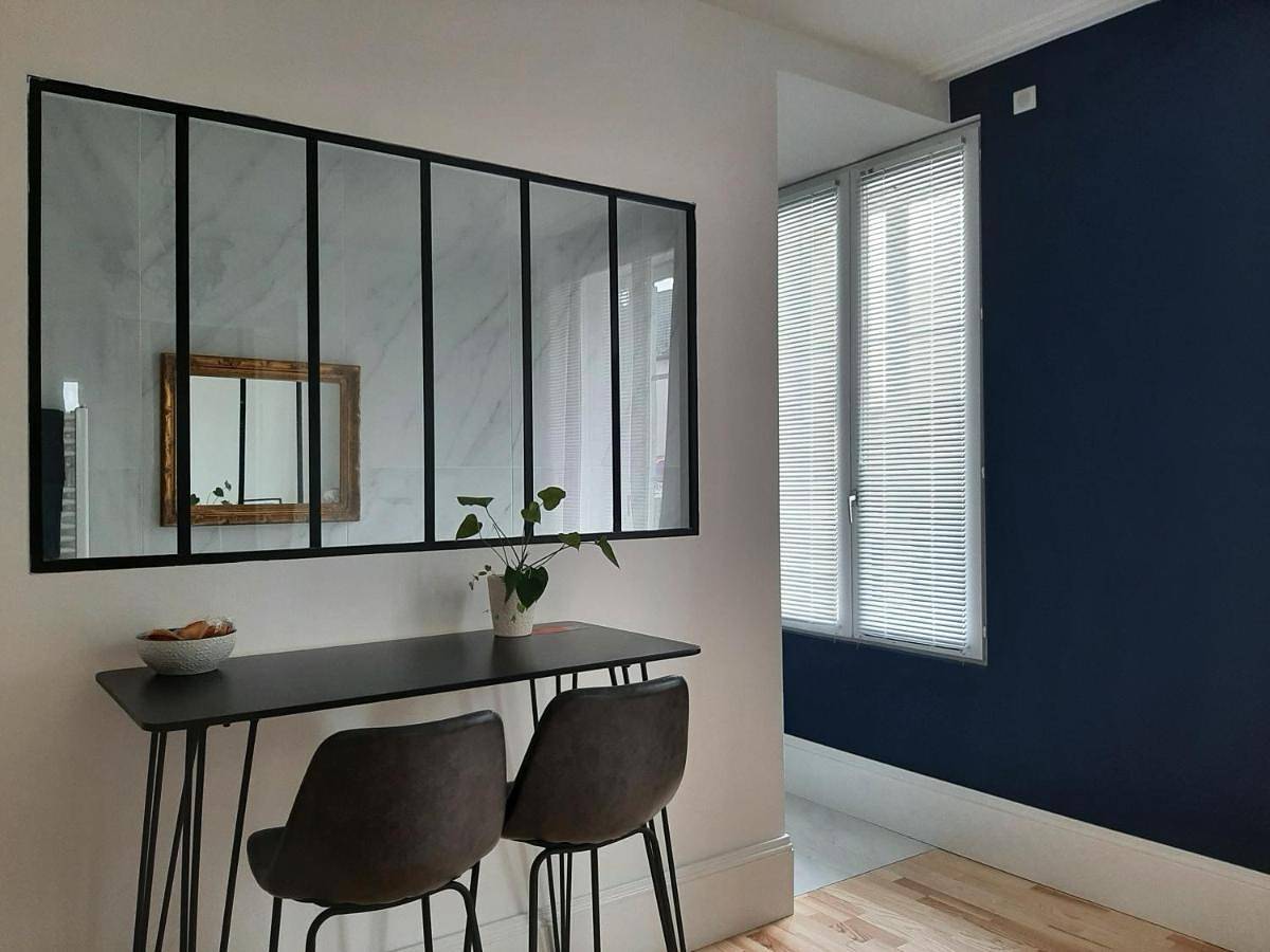 Appartement de vacances entier, Suite Yves Klein - proche gare et centre-ville- entrée privée in Remiremont, Région d'Épinal